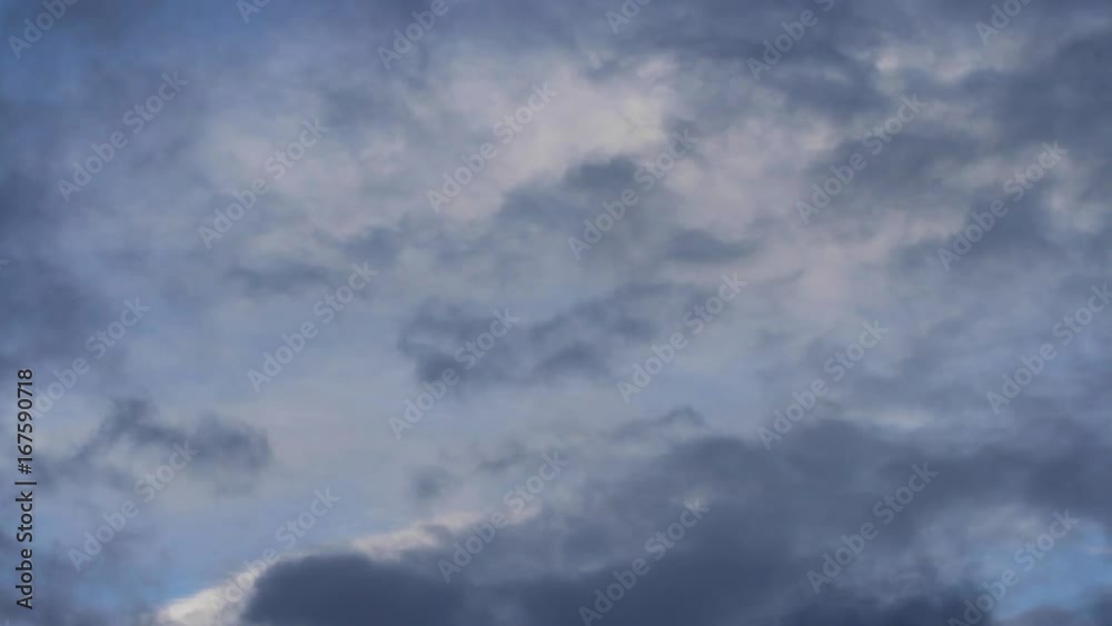 Evolucion de distintas capa de nubes, a distintas alturas , sobre fondo de cielo azul , hasta cubrirlo en gris oscuro. En tiempo real