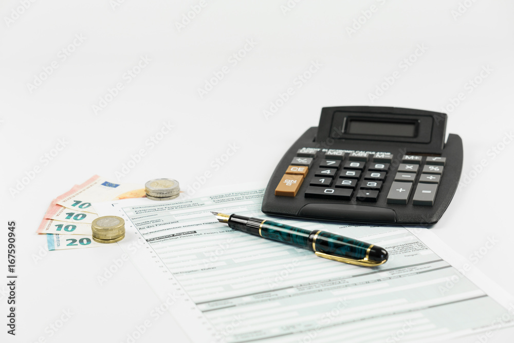 Einkommenssteuer Erklärung mit Taschenrechner und Geld Einkommenssteuer Erklärung mit Taschenrechner und Geld