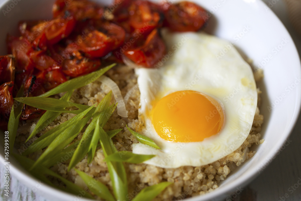 Savory quinoa with broiled tomatoes, green onions and sunny side up egg Savory quinoa with broiled tomatoes, green onions and sunny side up egg