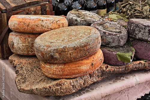 Foto sheep milk cheese from Sardinia, Italy