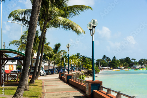 Guadeloupe-Sainte-Anne-Promenade en bord de mer
