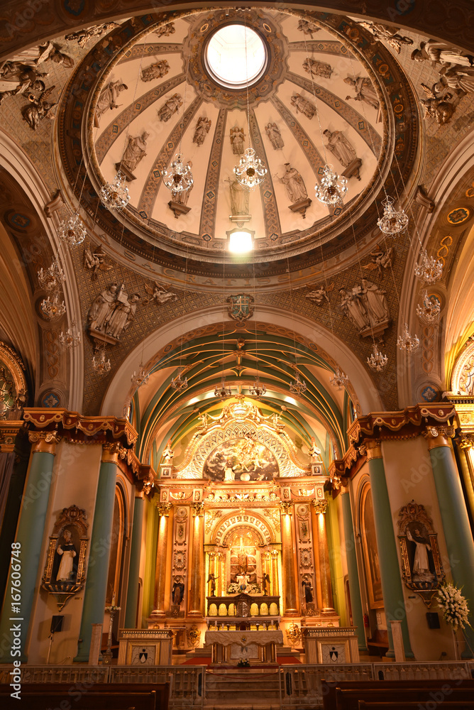 Coupole et chapelle baroques de la cathédrale de Lima au Pérou