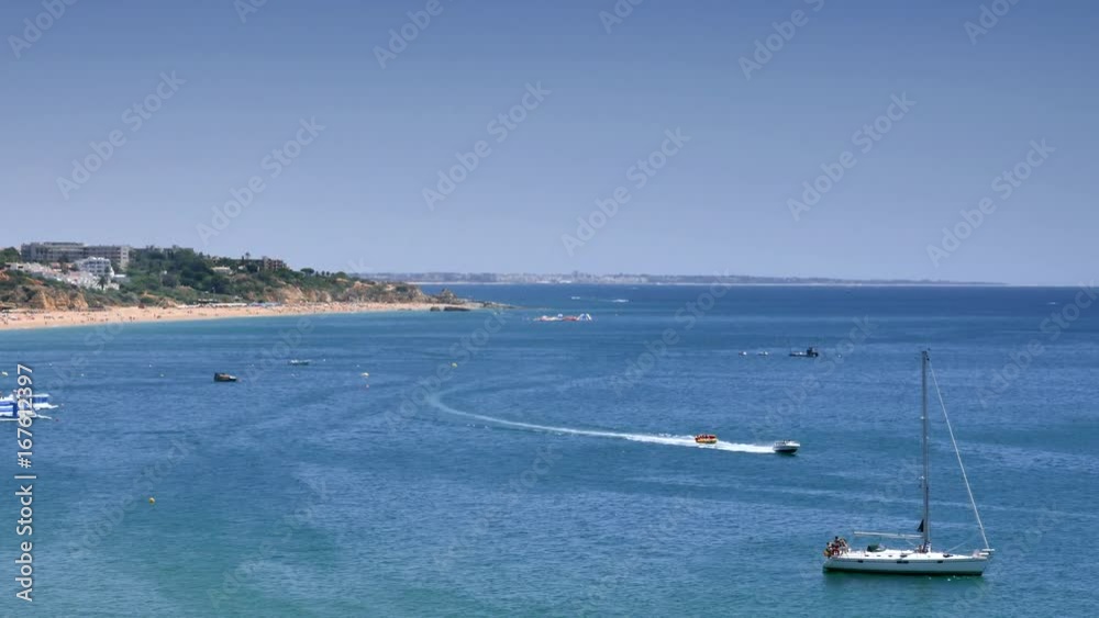 vedette et son tapis flottant traversant le lagon