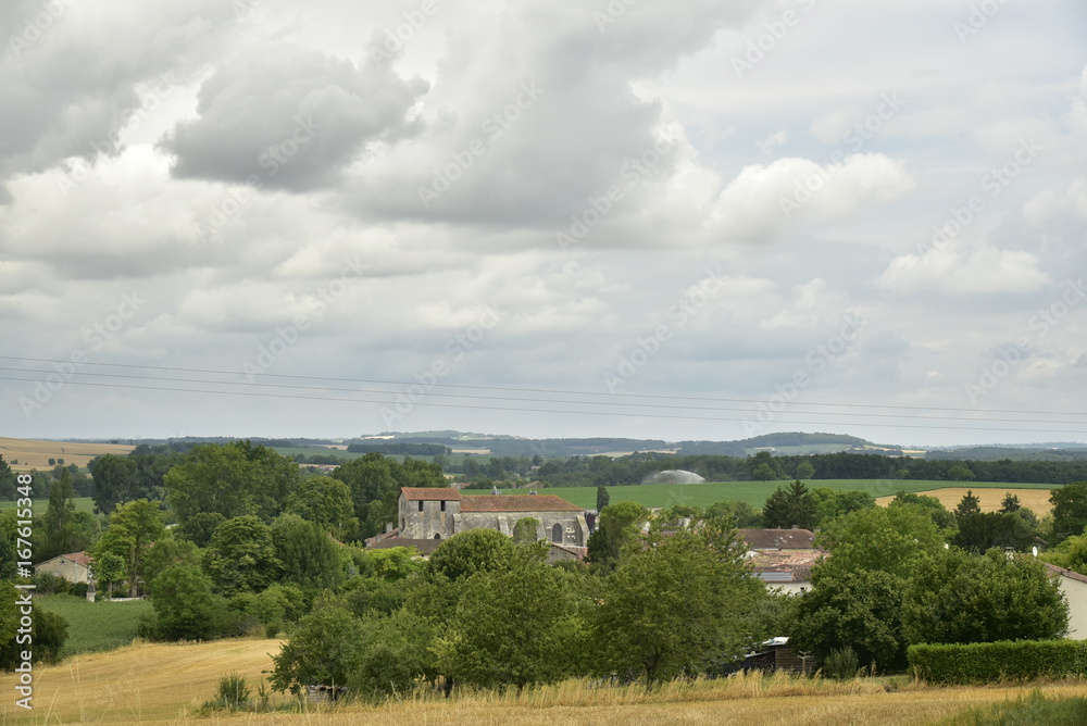 Une partie du village de Champagne avec son église romane dans la vallée de la Lizonne ,au Périgord Vert