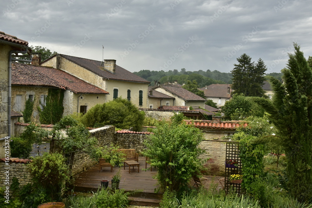 Nuages d'orage au dessus de la colline boisée au village de Champagne ,au Périgord Vert