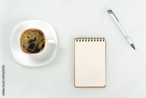 Filiżanka kawy, notes i długopis © gpmax