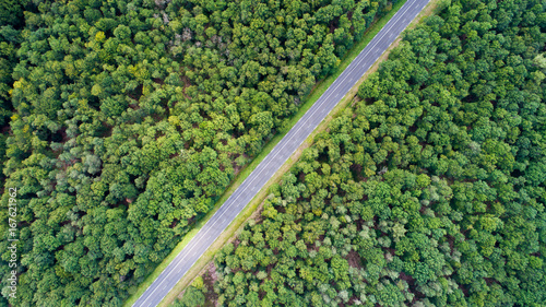 Photo aérienne d'une route dans la forêt de Chinon photo