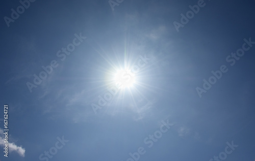 薄い雲間から降り注ぐ太陽の光（暑い、猛暑、紫外線、熱中症、輝く未来、栄光などのイメージ）