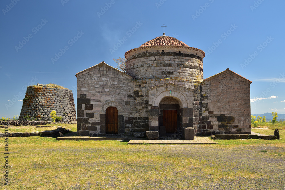 Nuraghe und Kirche Santa Sarbana in Sardinien