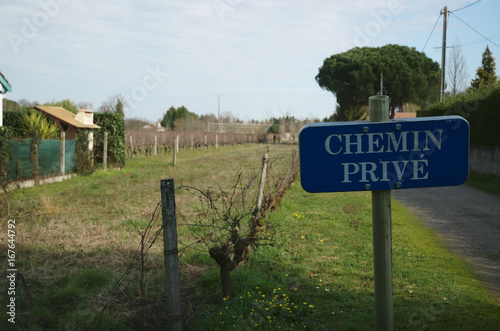 Blue placard "private pathway" in front of a house.