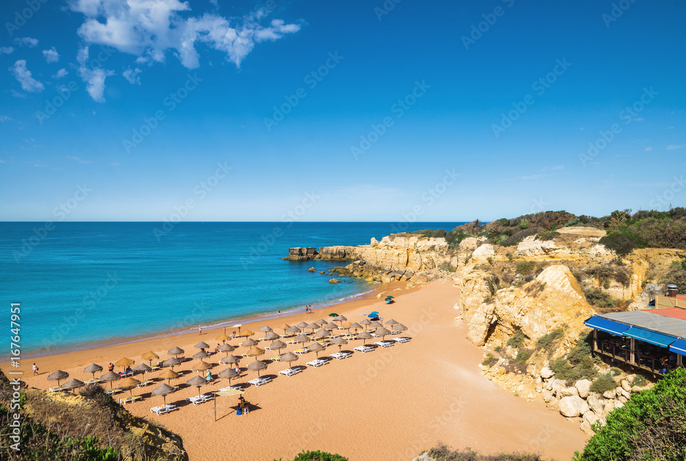 magnifique plage sous le soleil