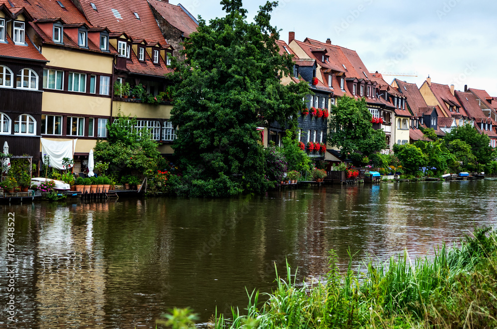 Bamberg , alte Fischerhäuser am Ufer der Regnitz
