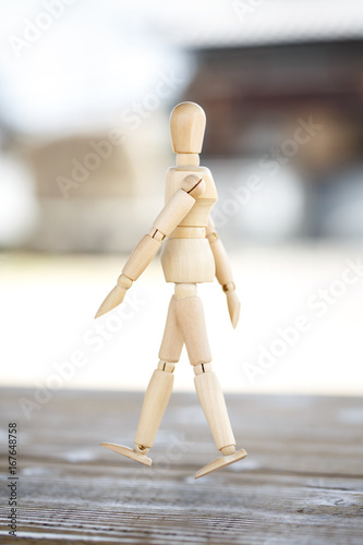 左向きの木製の人の人形