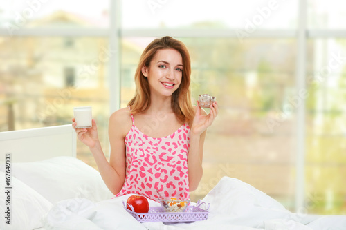 Young pretty woman having b...
