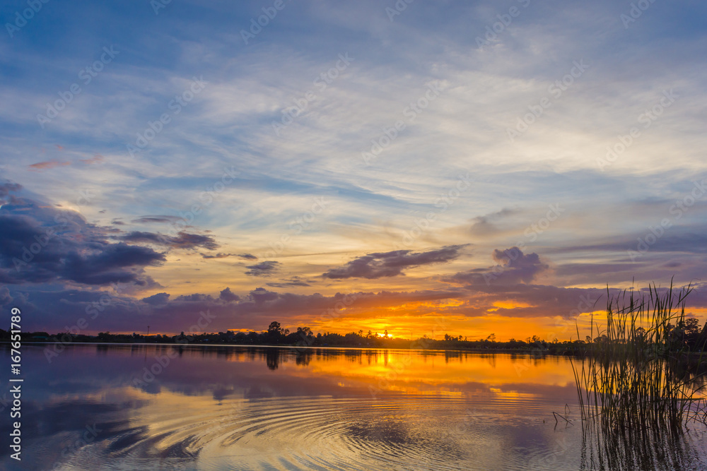 sky at sunset on the lake