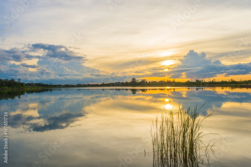 Fototapeta Naklejka Na Ścianę i Meble -  sky at sunset on the lake