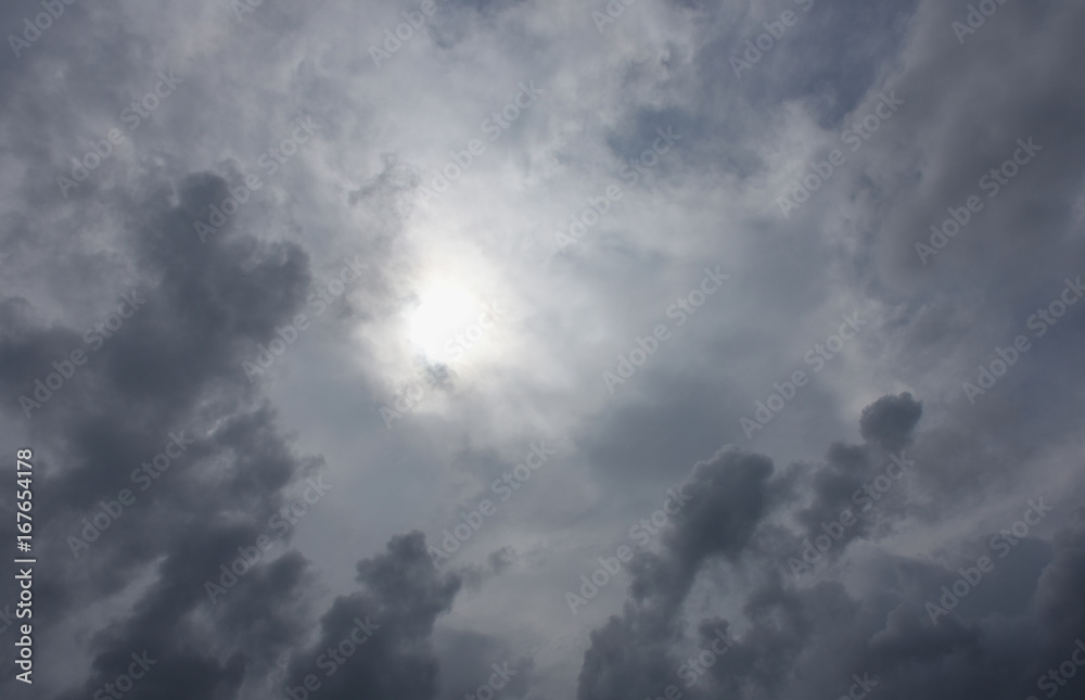 Obraz premium 太陽と青空と雲「空想・雲のモンスターたち」待ちわびる、出迎える、何かが出現しそうな予感、未来、かすむ可能性、不安な感じなどのイメージ