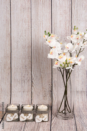 Fototapeta Naklejka Na Ścianę i Meble -  Orquídeas blancas y velas.