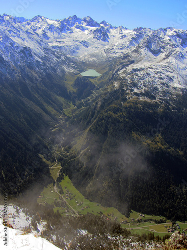 Versalspitze mit Gipfelkreuz im Montafon Gebirge mit Blick auf den vermuntstausee