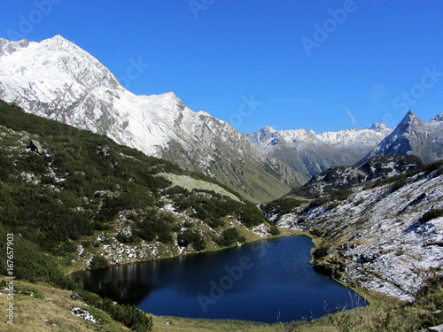 Fototapeta Naklejka Na Ścianę i Meble -  Galtür schneebedecktes Gebirge mit Bergsee, Zeinis see