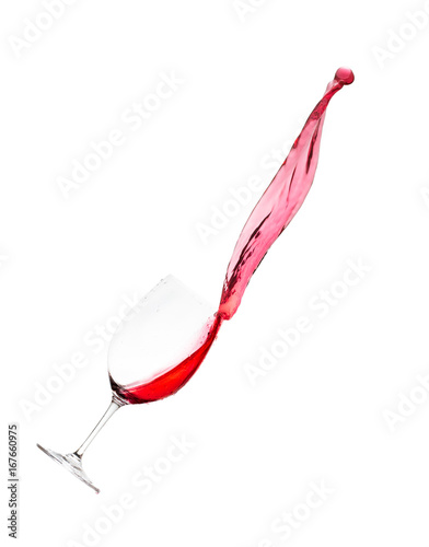 Spritzer vom Rotwein aus einem Weinglas im Hochformat