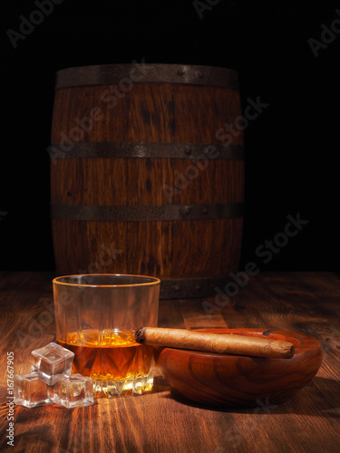 Canvas Print Glass of whiskey and vintage wooden barrel