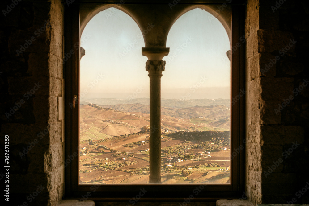 Bifora, finestra medievale su valle