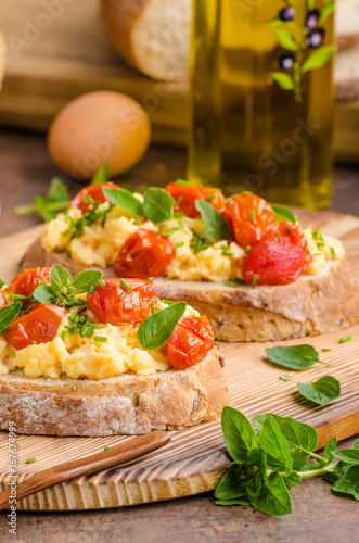 Bread scrambledd eggs