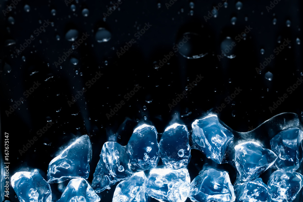 Fototapeta Kostki lodu topi się w wodnym abstrakcie