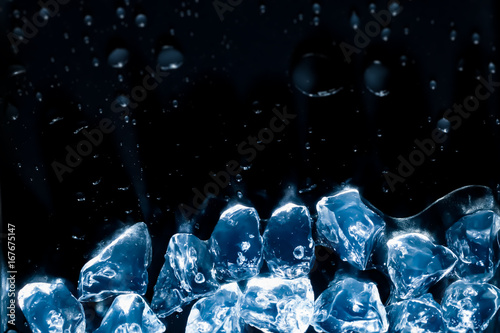 Fototapeta Kostki lodu topi się w wodnym abstrakcie