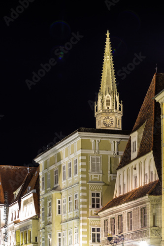 Kirchenturm in Steyr  Stadtplatz, Nachtaufnahme © Katalin