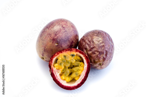 maracuja passionsfrucht passionsfrüchte maracujas isoliert freigestellt auf weißen Hintergrund, Freisteller 