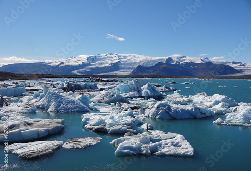 Lagune glaciaire de Jökulsarlon : bleu intense et glace polaire (Islande)