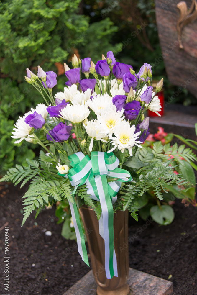 Blumenstrauß mit grün weißer Schleife