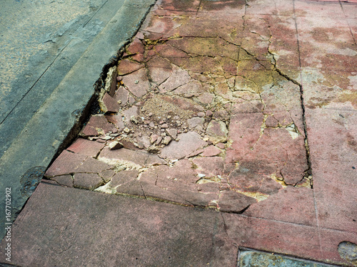 Foto Damaged cements footpath.