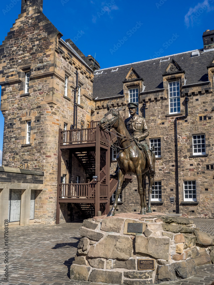 Obraz premium Features and architecture of the grand Edinburgh Castle.