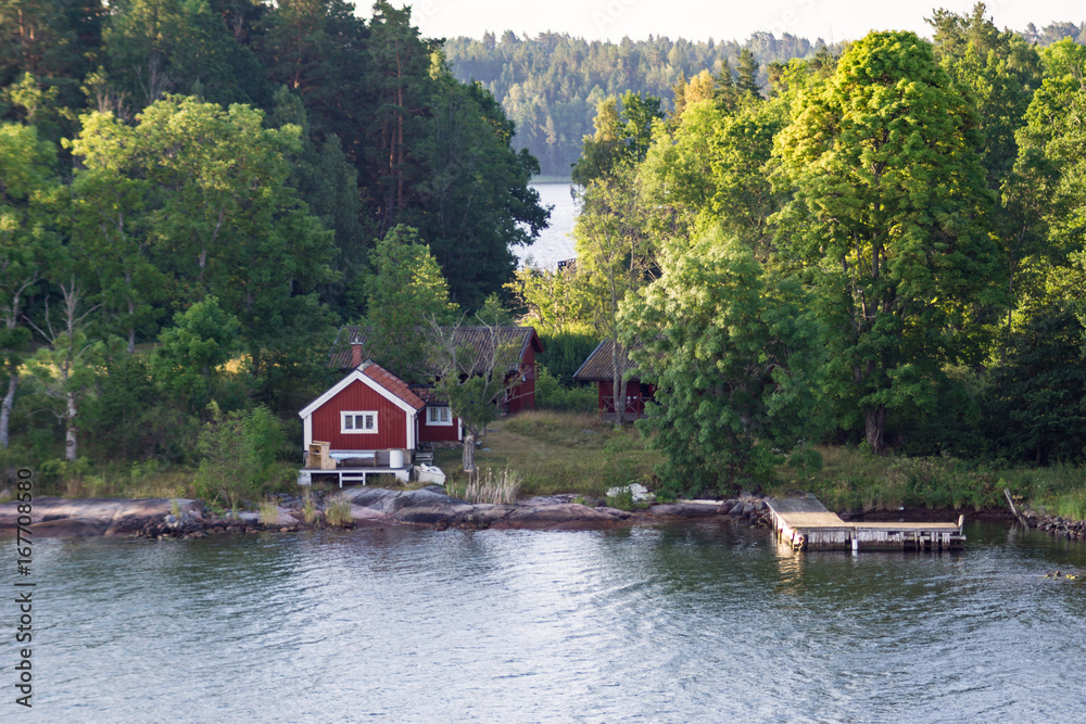 Hütte am See - Waldlandschaft im Sommer Hütte am See - Waldlandschaft im Sommer
