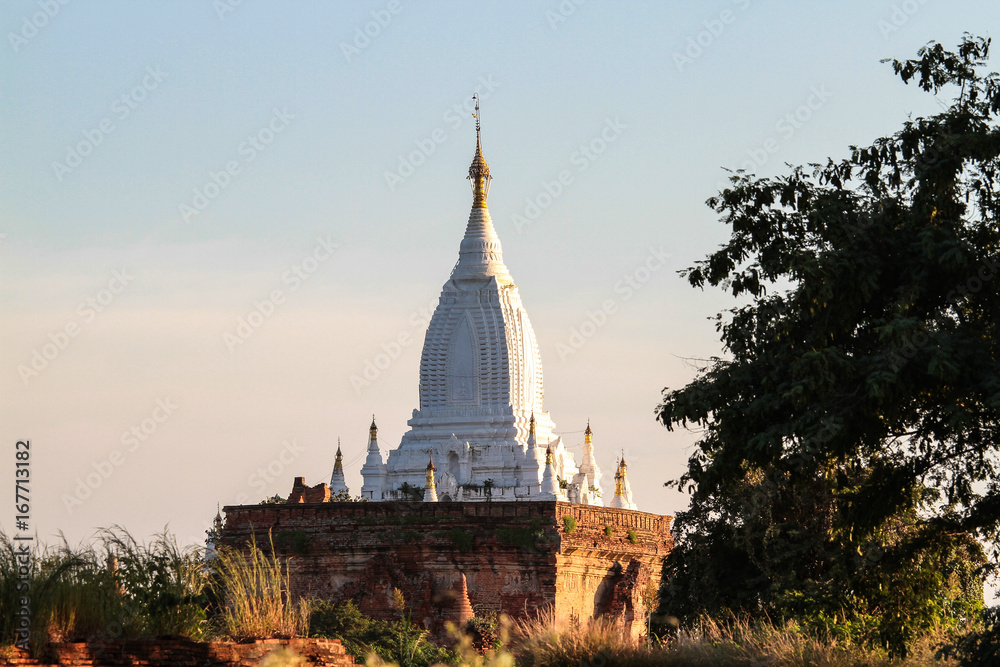 Fototapeta premium Myanmar - Sonnenuntergang in Bagan 