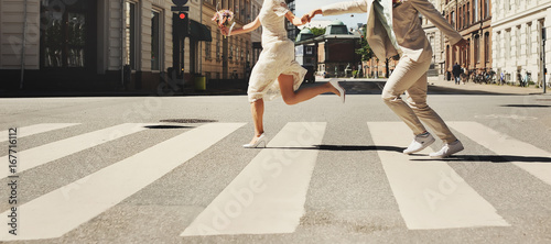 Canvas Print Young and stylish married couple walking around