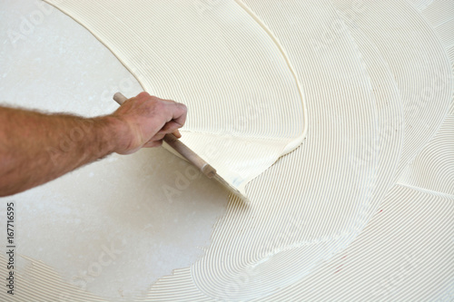 aufbringen von fußbodenkleber