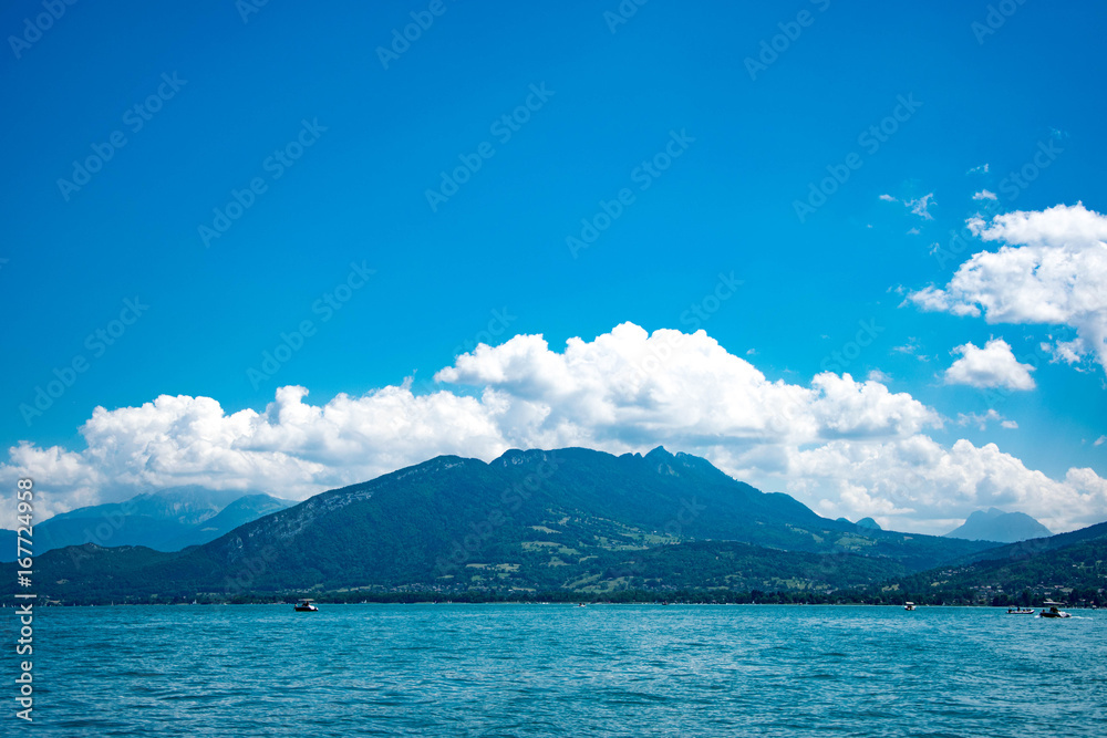 Colline avec des nuages au dessus du lac d'Annecy
