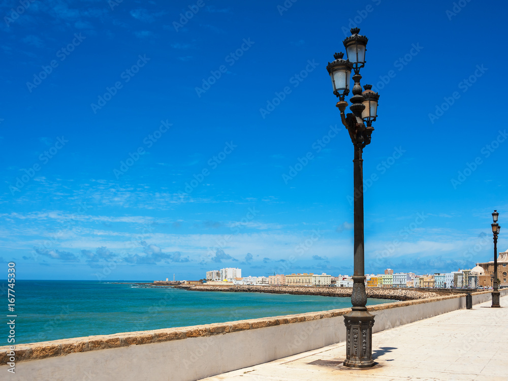 Promenade am Strand von Cadiz in Andalusien