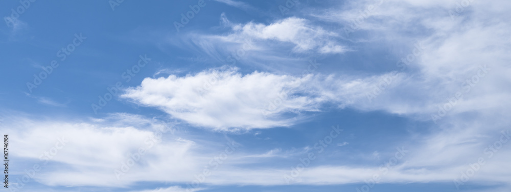Banner mit blauem Himmel und Wolken