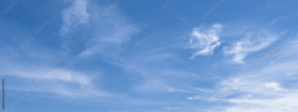 Banner mit blauem Himmel und Wolken