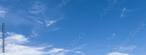 Banner mit blauem Himmel und Wolken