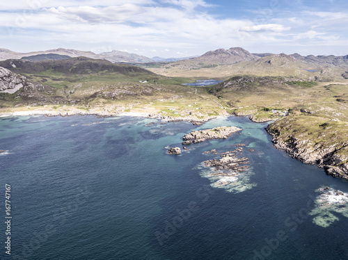 Luftaufnahme der weißen Strände am Ardnamurchan Point in Schottland photo