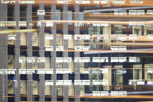 Foto The locus of a ray of light and office building