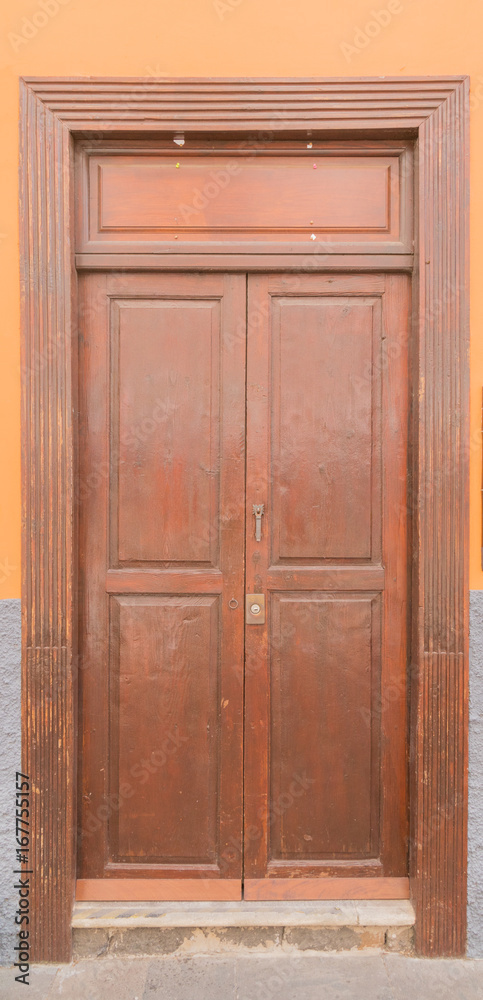 Braune Haustür aus Holz