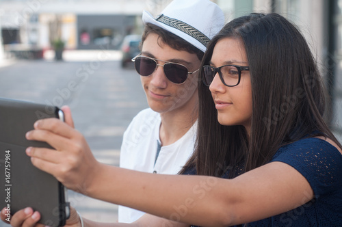 frère et soeur faisant un selfie en extérieur
