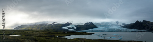 Spektakuläre Landschaft von Islands Südküste mit den Gletschern Fjällsarlon und Jökulsárlón des Vatnajökull